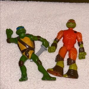 2 Teenage Mutant Ninja Turtles Action Figures - Green with Orange